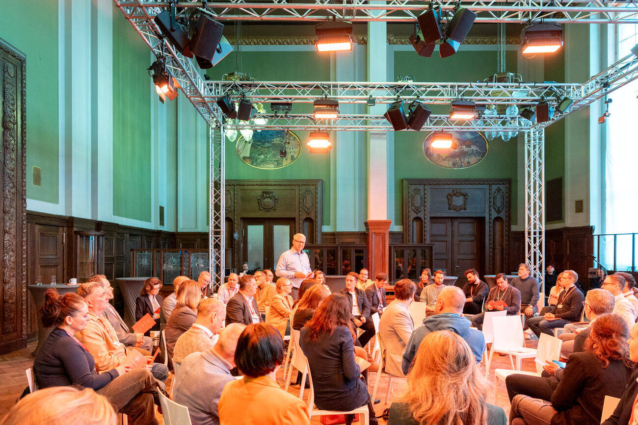Diskussion im Kreis beim Festival